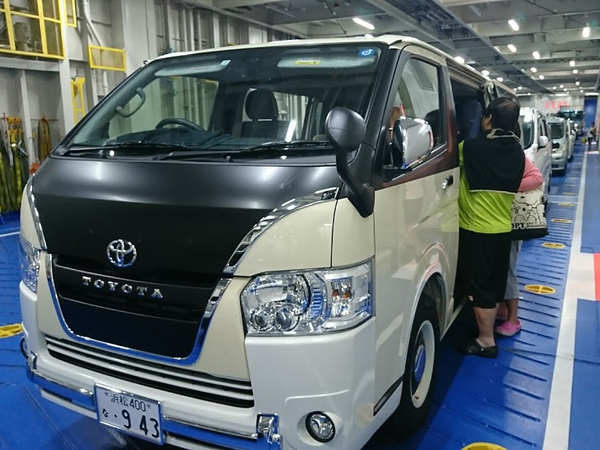 カーフェリーの中。次々に入ってくる車たち。