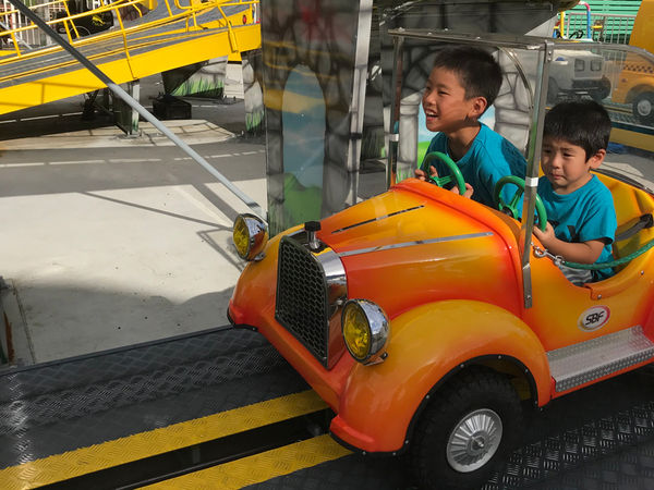ぐらんぱる公園で車に乗ってパチリ
