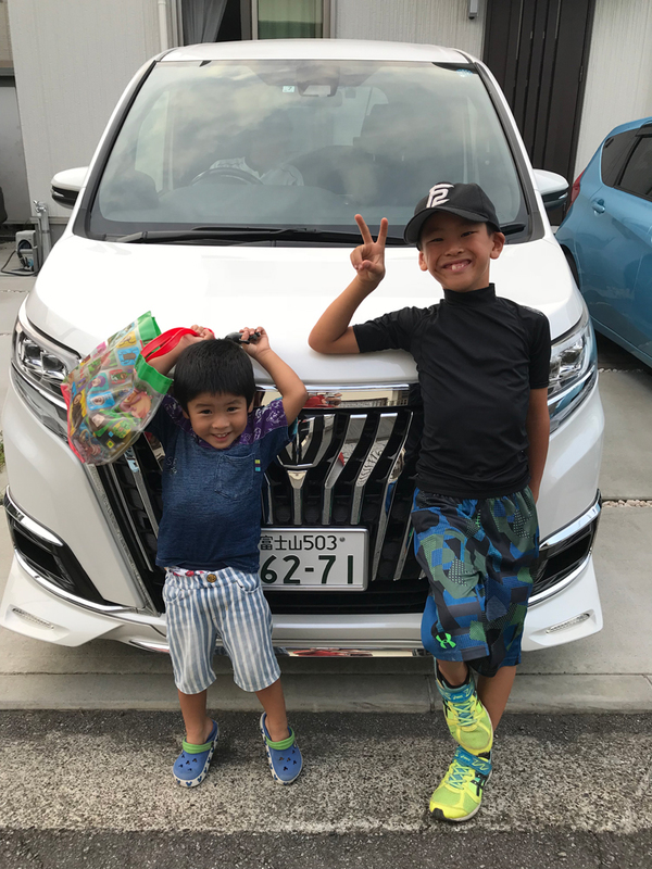 家の前で車と一緒にパチリ
