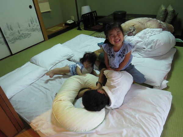 旅館のお部屋にて。広い和室に興奮!パパはたじたじです…。
