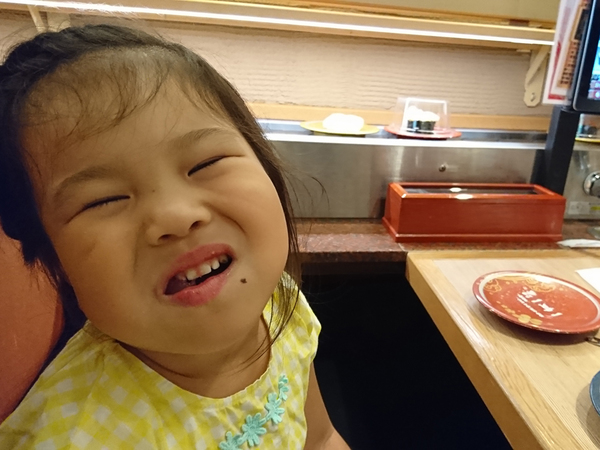 大好物のお寿司を食べてご満悦