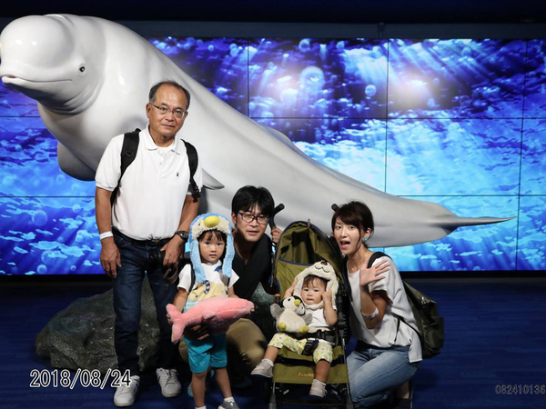 水族館の入り口で家族写真