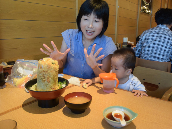 沼津港で昼食。テンションの上がるかき揚げ丼。