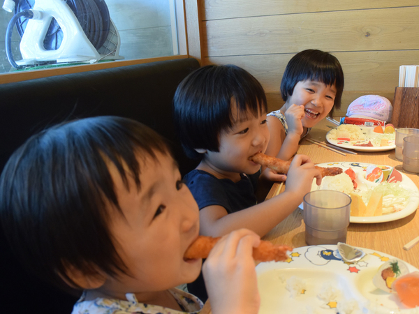 子供たちもエビフライにガブリ!