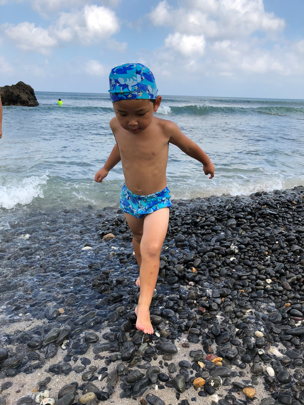 初めての海!波にびっくり!