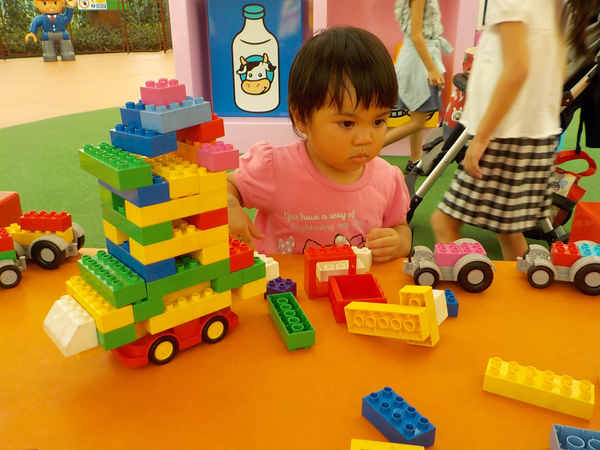 2歳の娘でも遊べる大きめのレゴブロックもありました。真剣に車を作っています。