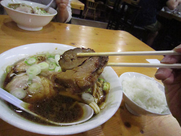 これが富山ブラックらーめん。スープは真っ黒です。