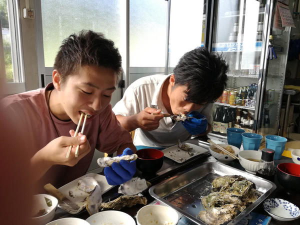 ゴム手袋片手に牡蠣をたらふく食らう。。。激うまし！！