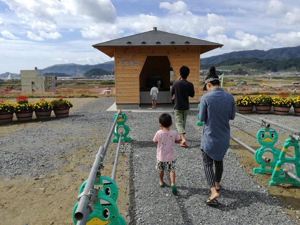 家族と、走り切ったエスクワィアと、出発式にいただいた風船と。（市内アバッセ高田追悼施設にて）
