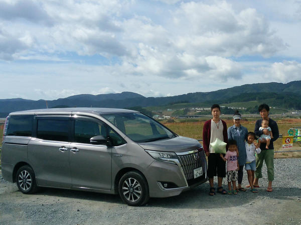 家族と、走り切ったエスクワィアと、出発式にいただいた風船と。（市内アバッセ高田追悼施設にて）