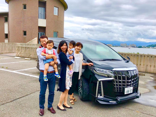 柴山潟をバックに