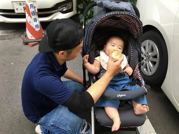 プリウスの横でミルクタイム。