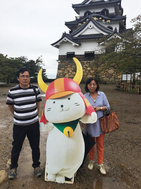 彦根城前でひこにゃんの看板と3ショット