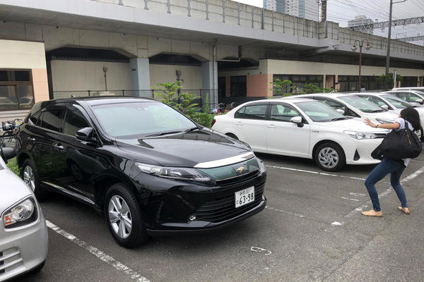 駐車場にハリアーが止まっており、ビックリしています
