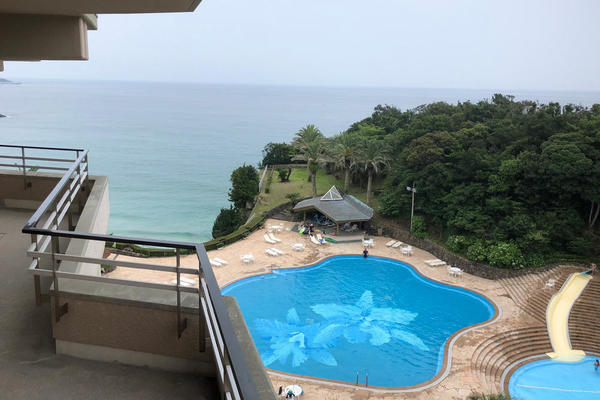 部屋からの一枚。海の透明度が素晴らしかったです。
