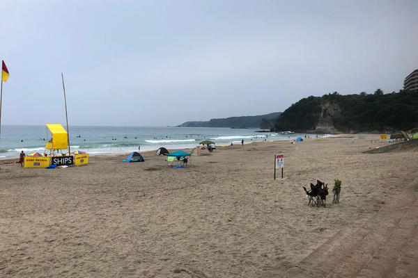 多々戸浜の海です。その日が海開きでしたが、結構人がいました。