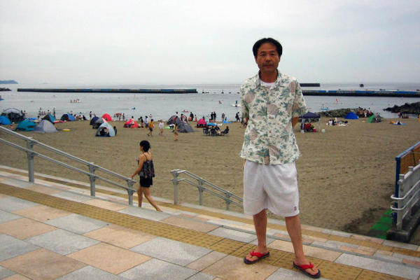 海水浴場の前ですが、涼しく人まばらです。