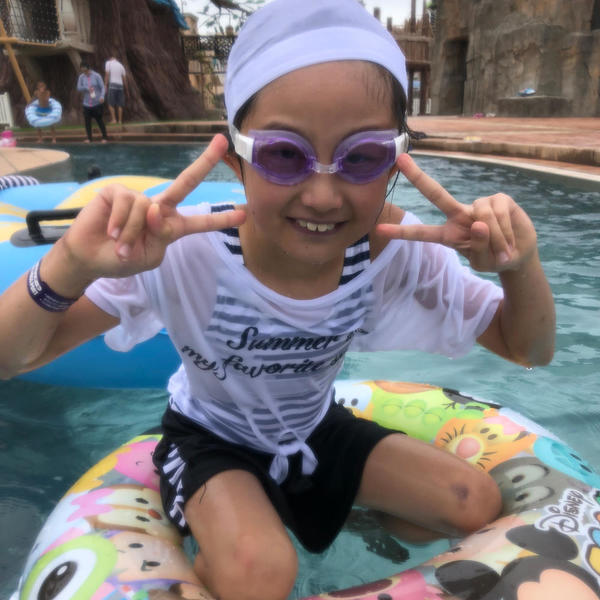 浮きわの上でピース!