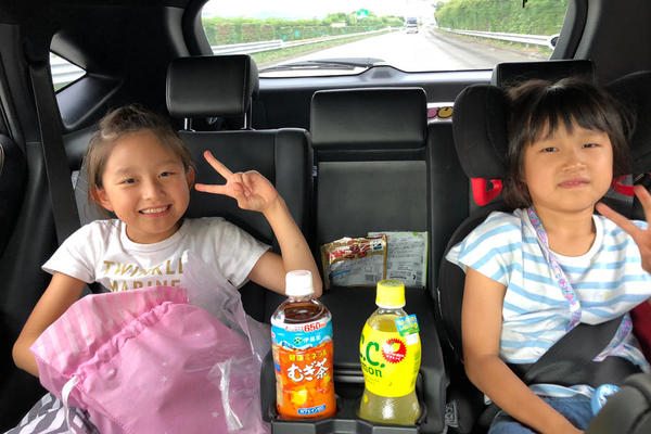 後部座席もリクライニングできてゆったり!貰ったお菓子で車内パーティー!