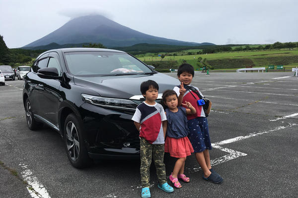 サファリパークで富士山をバックにハリアーと一緒にパチリ。
