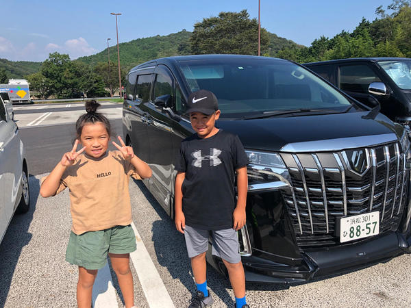 カッコいい車が嬉しい子供達。