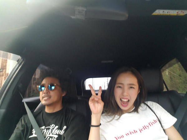 大好きなハリアーでしゅっぱーつ!!!車内で主人とハイチーズ。