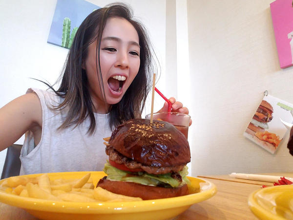 選手御用達のお店でランチ。ハンバーガーと私。大きなハンバーガーでお腹いっぱい!!!