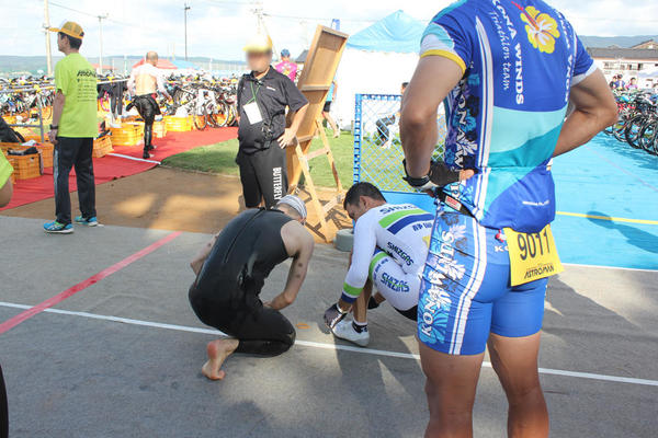 スイムからバイクにバトンタッチ