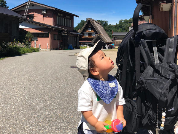 パパを見つめる息子