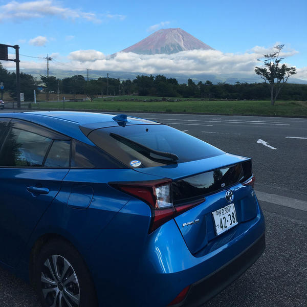 行きの休憩時に朝霧高原でパチリ。静岡県とはこの先でお別れ。山梨県に入ります