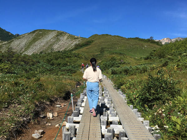 八方池へ登る木道。険しい岩道もありました。
