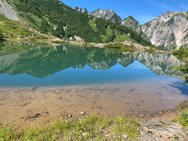 トレッキング目的地の八方池。湖面に映る山並みに感動!