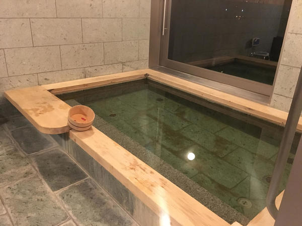 温泉は柔らかなお湯で、窓を全開にして秋の風を感じながら湯浴みしました。