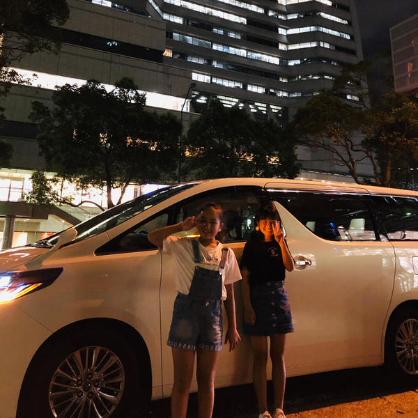 ランドマークタワーの前で