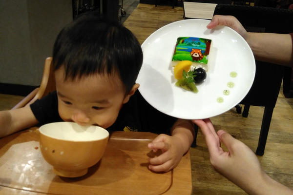 ホテルでデザートのプレゼント