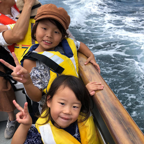 堂ヶ島遊覧船に乗り、上機嫌の娘たち