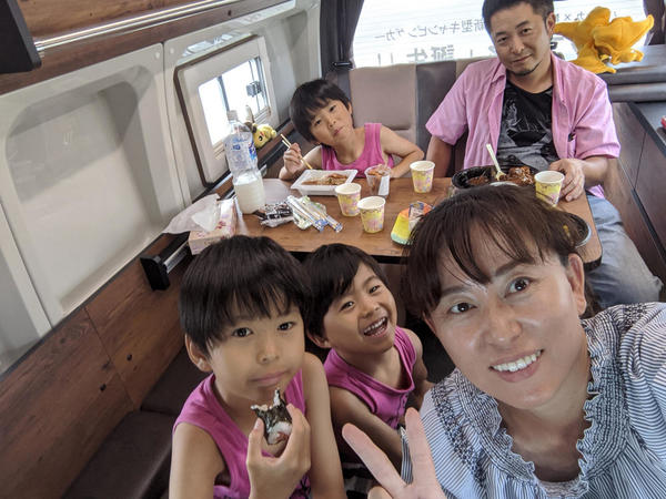 お昼ごはんも広々リビングで快適です!