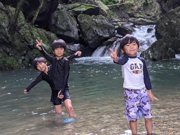 お水が少し冷たかったけど、楽しく自然の中で水遊び