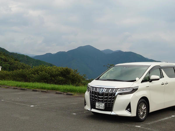 恋人岬の駐車場にて。伊豆の山とアルファード。