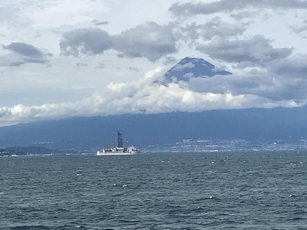 県道223号上で富士山とちきゅう