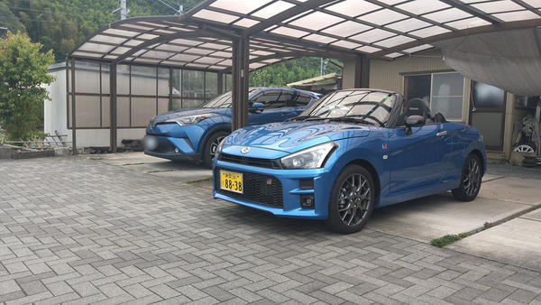 自宅カーポートに並ぶブルーの2台