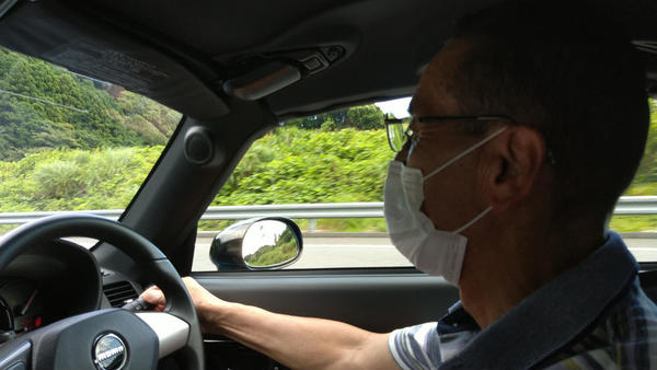 新東名高速道路を安全運転中
