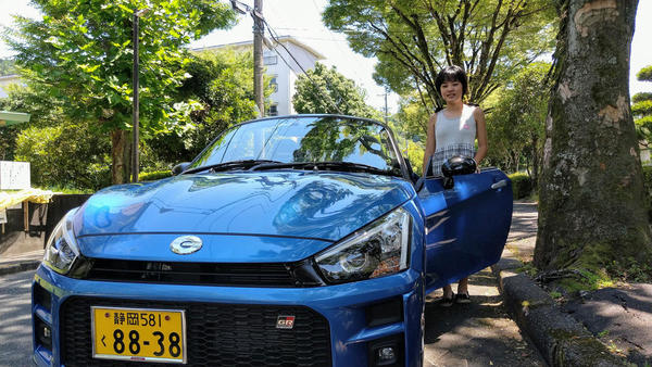日差しを避け、木陰で「ハイポーズ」