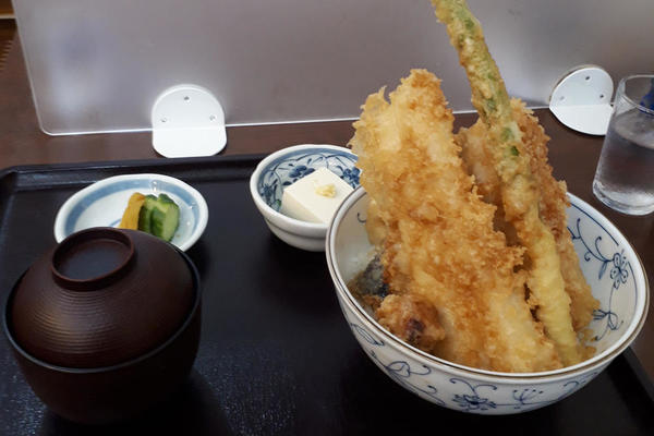 三島駅前にある”みしまや”さんで昼食。あなご天丼絶品でした。