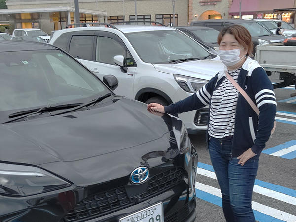 妻と車 いやー、映えるなぁ