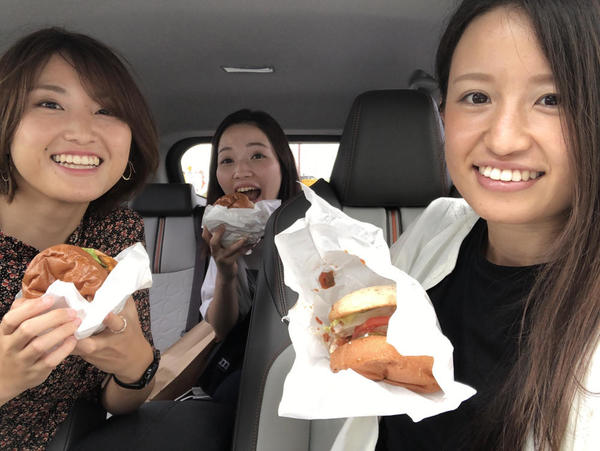 テイクアウトでランチ。車内も広くて快適！内装もカッコいい！