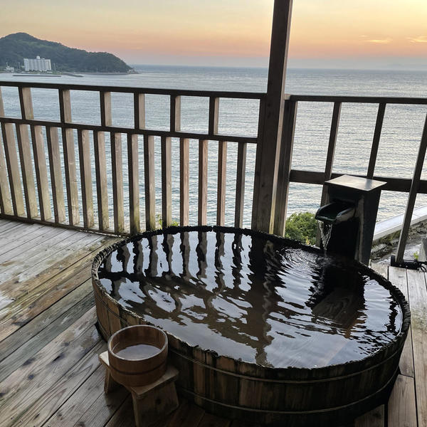 客室露天風呂で温泉