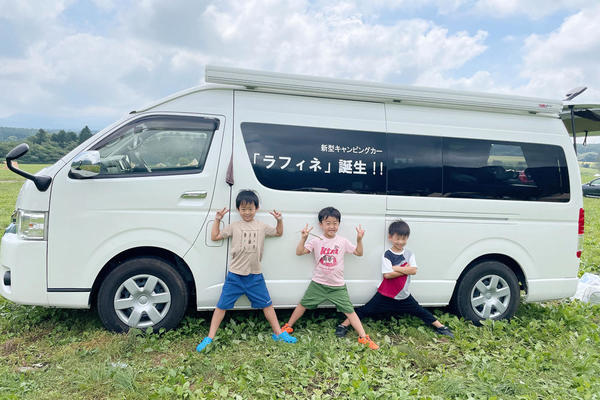 仲良し同級生3人でキャンピングカーの前でパシャリ