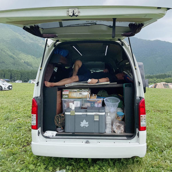こんなに荷物を積んでも休憩できるスペースがありました（笑）