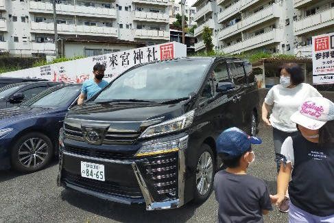 来宮神社の駐車場にて